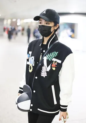 麦迪娜棒球服又美又酷机场照图片_3