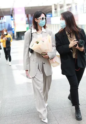 张予曦白色大衣优雅时尚机场照图片_2