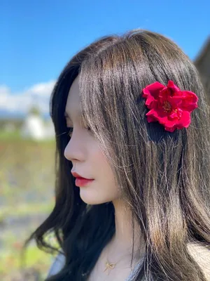 沈梦辰鲜花红唇养眼性感写真图片