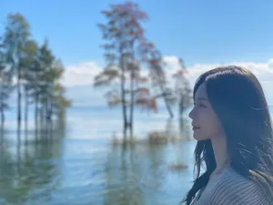 沈梦辰鲜花红唇养眼性感写真图片_2