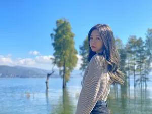 沈梦辰鲜花红唇养眼性感写真图片_3