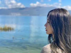 沈梦辰鲜花红唇养眼性感写真图片_4