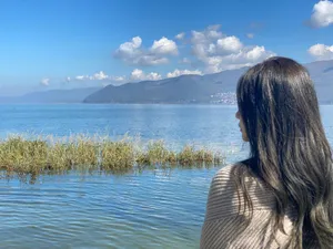 沈梦辰鲜花红唇养眼性感写真图片_5