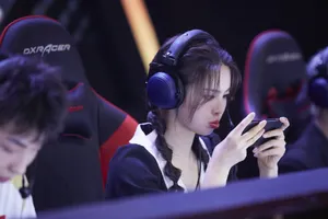 杨超越复古短裙优雅性感写真