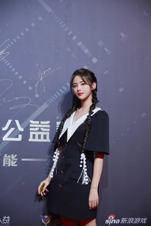 杨超越复古短裙优雅性感写真_2