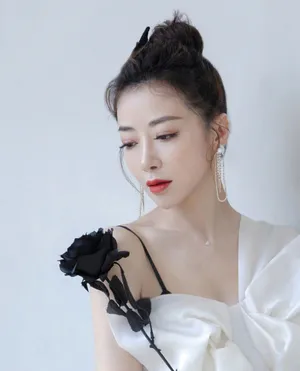 陈紫函性感斜肩礼服写真图片