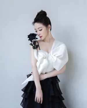 陈紫函性感斜肩礼服写真图片