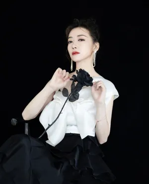 陈紫函性感斜肩礼服写真图片_6