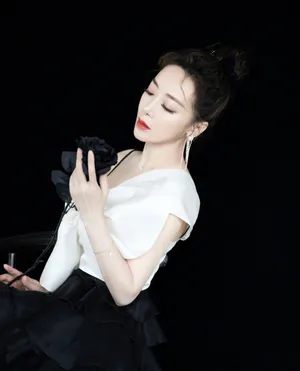 陈紫函性感斜肩礼服写真图片_8