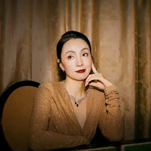 陶虹金色礼服性感写真图片