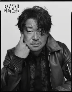 王景春硬朗沧桑黑白写真图片