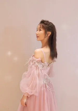 肖燕粉色吊带裙性感写真图片