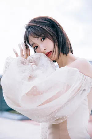 邢菲泡泡袖礼服甜美写真图片_2