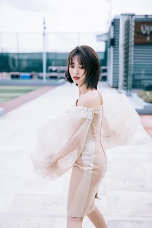 邢菲泡泡袖礼服甜美写真图片_5