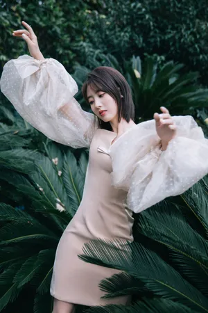 邢菲泡泡袖礼服甜美写真图片_10