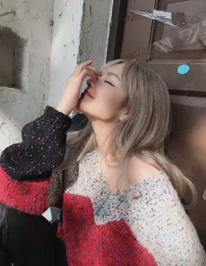 周扬青毛衣香肩白皙撩人美照图片_3