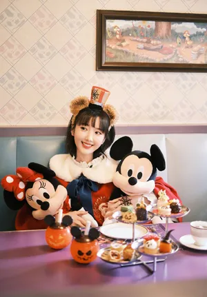 毛晓彤cos红皇后妆容精致美照图片_6