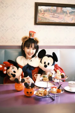 毛晓彤cos红皇后妆容精致美照图片_8