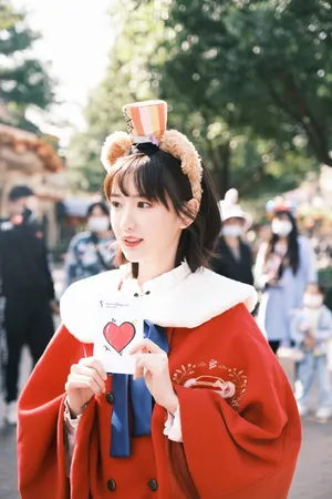 毛晓彤cos红皇后妆容精致美照图片_9