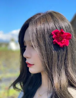 沈梦辰卷发红唇唯美动人美照图片