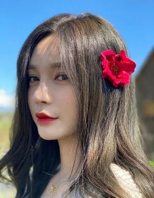 沈梦辰卷发红唇唯美动人美照图片