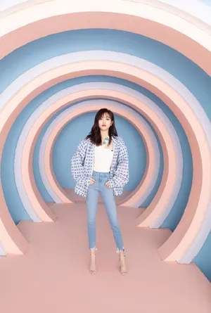 吴宣仪水蓝色格纹外套清甜性感写真_3