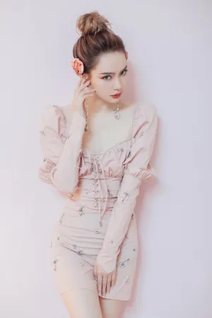 戚薇粉色甜美浪漫写真图片_2