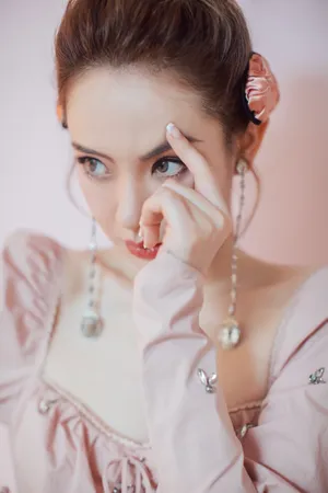 戚薇粉色甜美浪漫写真图片_7