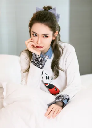 戚薇米奇印花衫甜美写真图片_1
