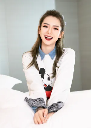 戚薇米奇印花衫甜美写真图片_2