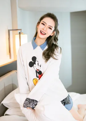 戚薇米奇印花衫甜美写真图片_3