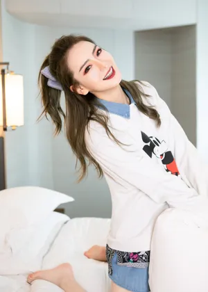 戚薇米奇印花衫甜美写真图片_4