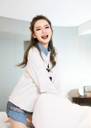 戚薇米奇印花衫甜美写真图片_5