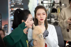 戚薇薇娅搞怪连拍图片