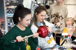 戚薇薇娅搞怪连拍图片_3