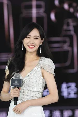 唐嫣镶珠礼服高贵优雅活动照图片