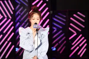 徐紫茵甜美少女舞台照图片