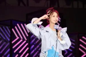徐紫茵甜美少女舞台照图片