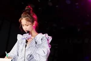 徐紫茵甜美少女舞台照图片_5