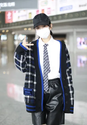 黄奕格子衫领带清纯动人机场照图片_4