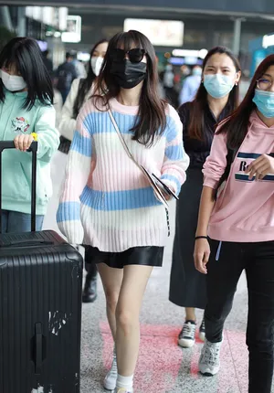 袁冰妍条纹毛衣白皙美腿机场照图片