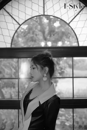 何洁黑白长款外套写真图片