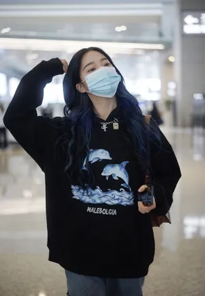 张紫宁黑色卫衣潮酷帅气机场照图片