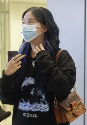 张紫宁黑色卫衣潮酷帅气机场照图片