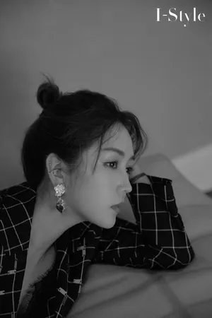 何洁格纹西装性感潮流写真图片