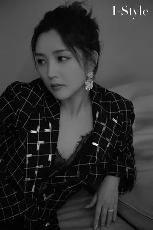 何洁格纹西装性感潮流写真图片_3