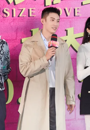 黄景瑜月半爱丽丝首映活动照图片