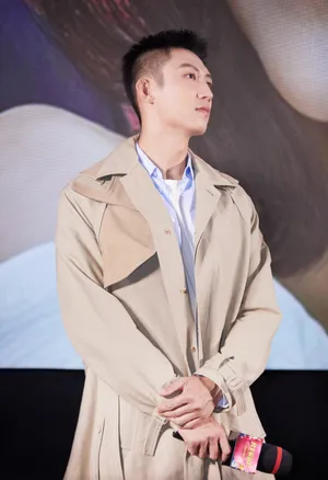 黄景瑜月半爱丽丝首映活动照图片_4