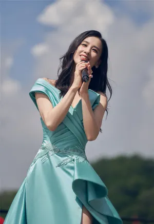 黄圣依星蓝长裙性感写真图片