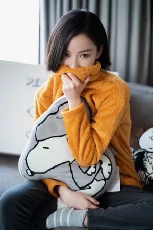 倪妮暖黄毛衣温婉写真图片